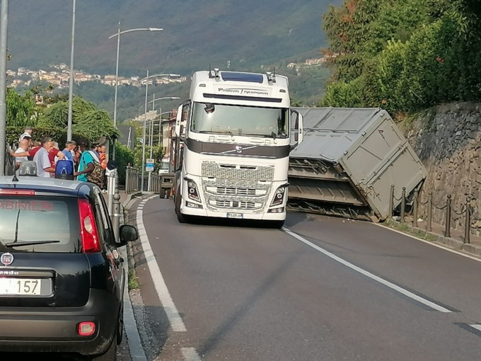 Cassone si stacca da un camion e si ribalta a Endine, traffico in tilt sulla statale 42