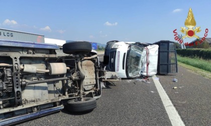 Incidente sull'A4 tra Seriate e Grumello: si ribaltano un'auto e un furgone, ferito un quarantenne