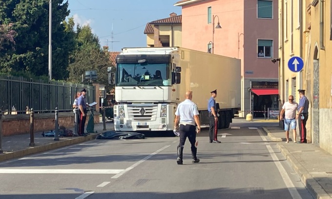 Investito da un tir mentre era in bici, 75enne muore a Boltiere