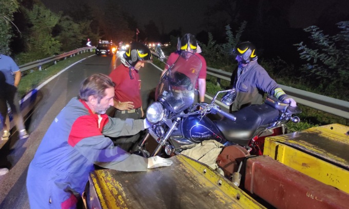 Perde il controllo della moto e si schianta contro il guard-rail: grave un 59enne di Fara Gera d’Adda