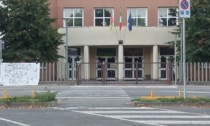 «F*****o la scuola, mi fumo la droga»: lo striscione appesa fuori dal liceo Galilei di Caravaggio