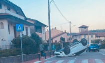 Auto si ribalta all’alba a Carvico: conducente illeso