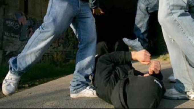 Voleva vendicare la sorella palpeggiata al parco, ma loro gli fratturano la mandibola
