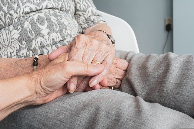 La solitudine non ha età: come prendersi cura degli anziani nella società di oggi