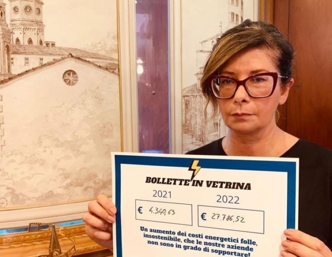 Caro energia: le imprese mettono le bollette in vetrina per sensibilizzare i clienti