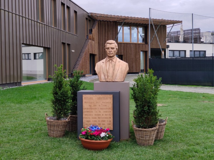 Riposizionato a Zingonia il busto di Cesare Bortolotti. Percassi: «Un esempio anche per il vivaio»
