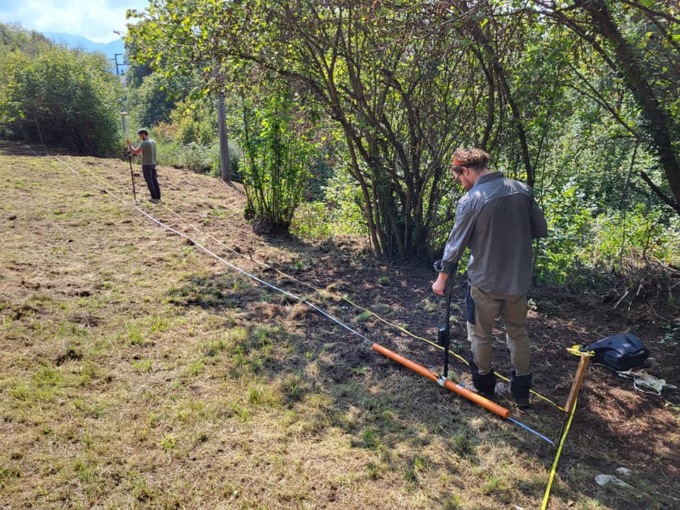 Ricercatori al lavoro a Castione in zona Castello: si cerca un villaggio del Neolitico