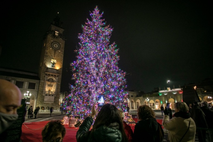 L’energia è sempre più cara. Ma Bergamo non rinuncia alle luci di Natale (con il timer)