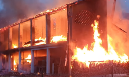Incendio alla Cascina Badalina di Carvico: bruciati tetto, parti in legno e alcune attrezzature