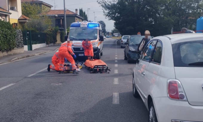 Abbatte un ciclista aprendo la portiera: 72enne in ospedale