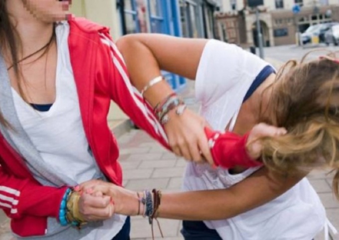 Ragazze fanno a botte fuori da scuola: i compagni le incitano alla rissa