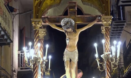 In processione col crocifisso da Capriate a Trezzo, ma era solo... una festa di compleanno