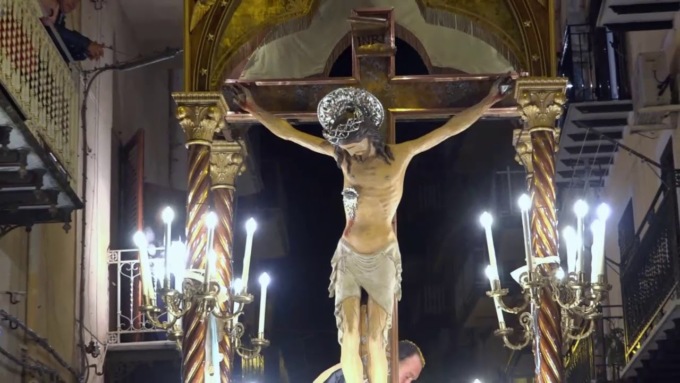 In processione col crocifisso da Capriate a Trezzo, ma era solo… una festa di compleanno