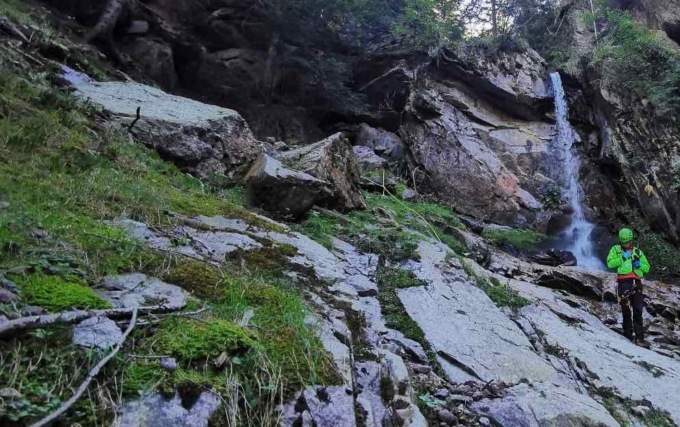 Cade mentre cerca funghi a Piazzatorre: morto 51enne di Sorisole