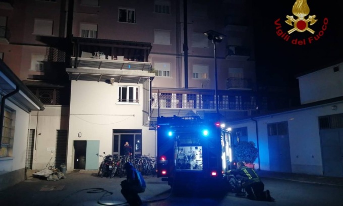 Fiamme nello scantinato, arrivano i vigili del fuoco a Romano