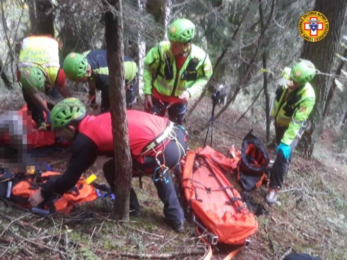 Scivola mentre cerca funghi a Branzi, 47enne di Torino soccorso nel bosco