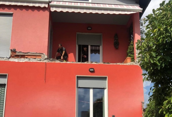 Crolla un terrazzo a Scanzorosciate: nessun ferito, sono intervenuti i Vigili del fuoco