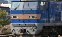 Non si accorge dei segnali: anziano in auto contro treno merci a Dalmine