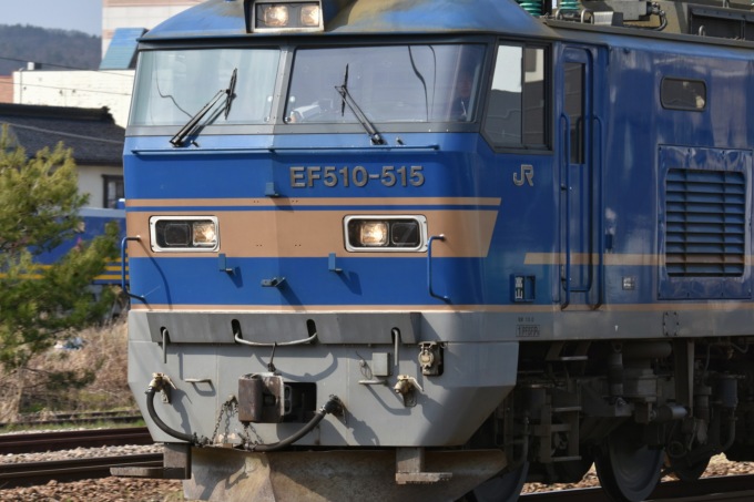 Non si accorge dei segnali: anziano in auto contro treno merci a Dalmine