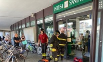 Due clienti restano bloccati nella bussola della filiale Intesa di Treviglio, li liberano i pompieri