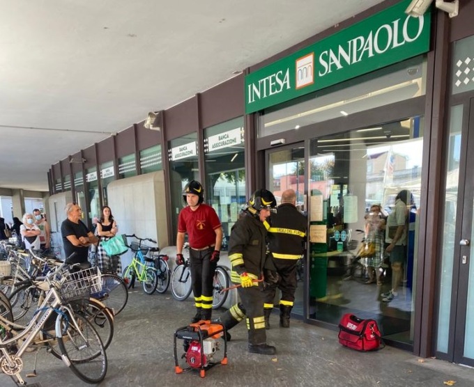 Due clienti restano bloccati nella bussola della filiale Intesa di Treviglio, li liberano i pompieri