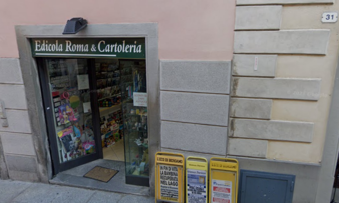 Edicolante mette in fuga il rapinatore puntandogli contro una pistola a salve