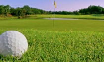 Troppe palline da golf sulla sua casa a Longuelo: «Chiudete quella buca»