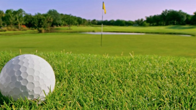 Troppe palline da golf sulla sua casa a Longuelo: «Chiudete quella buca»