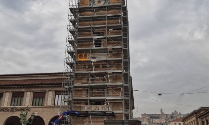 Saita sul restauro della Torre dei Caduti: «Si sono ciulati l’oro dell’orologio»