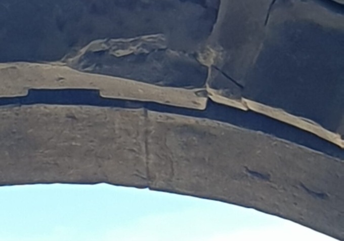 Camion urta Porta Sant’Agostino, si valutano i danni: transito chiuso da e per Città Alta