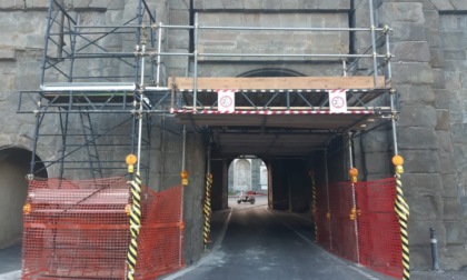 Porta Sant'Agostino danneggiata: riaperto il transito a moto e auto, non a bus e camion