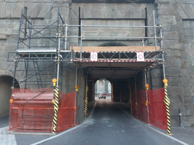Porta Sant’Agostino danneggiata: riaperto il transito a moto e auto, non a bus e camion
