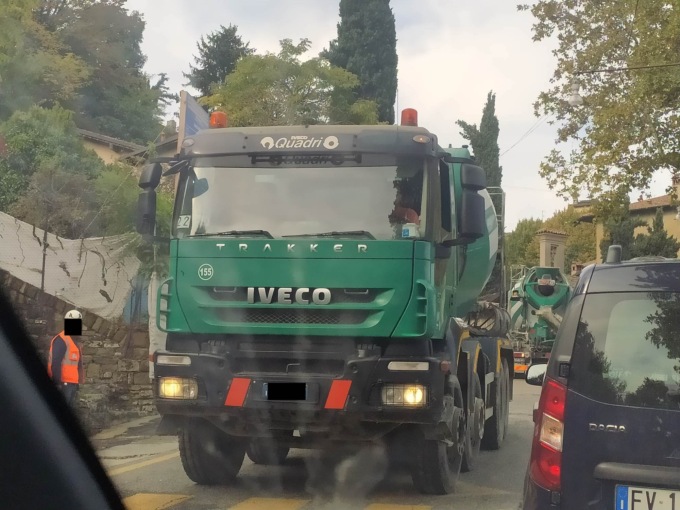 Noparkingfara di nuovo all’attacco: «Per i camion del cantiere non valgono i divieti»