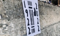 Dalle mura penzola uno striscione che celebra la marcia su Roma: rimosso