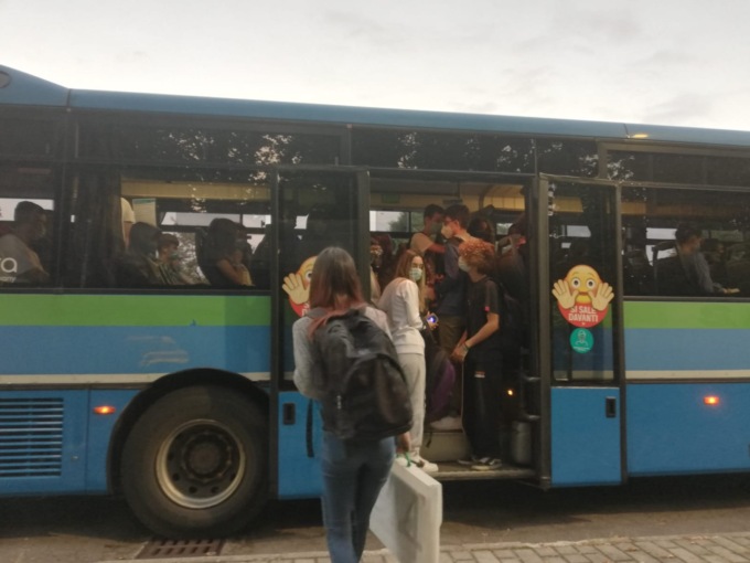 Sovraffollamento dei bus, i sindacati: «Le tensioni a bordo ricadono sugli autisti: valutiamo lo sciopero»