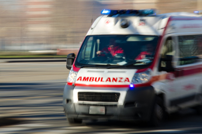 Albino, sasso contro una moto di passaggio: tre feriti