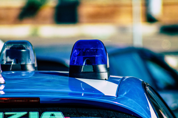 Aggressione nel cuore della notte in piazzale Alpini: 25enne derubato e picchiato