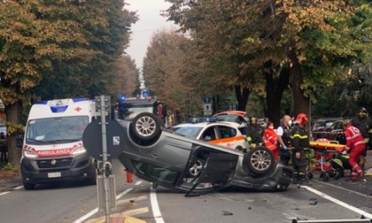 Auto ribaltata su viale Piave a Treviglio, tre persone coinvolte