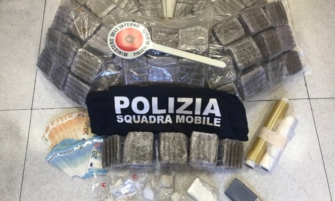 Sequestrati 60 chili di droga e 13 mila euro: due arresti nella Bassa