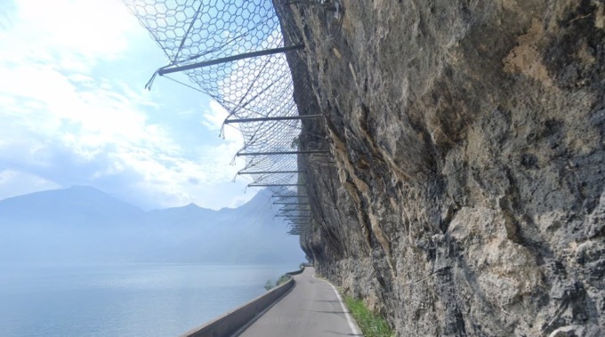 Cerca di far cadere un ciclista con cui aveva appena avuto un diverbio