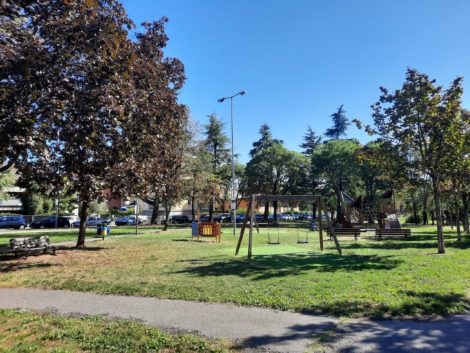 Si tingerà di rosso una panchina del parco di via Partigiani a Seriate