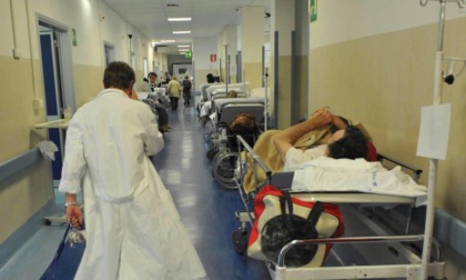 81enne positiva al Covid lasciata in corsia per nove ore. La denuncia di un lettore