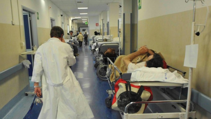 81enne positiva al Covid lasciata in corsia per nove ore. La denuncia di un lettore