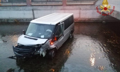 Schianto a Torre Pallavicina, furgone finisce in un canale