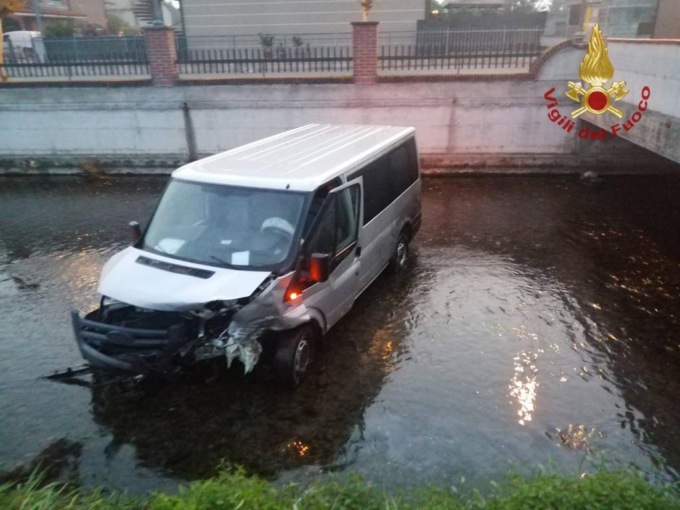 Schianto a Torre Pallavicina, furgone finisce in un canale