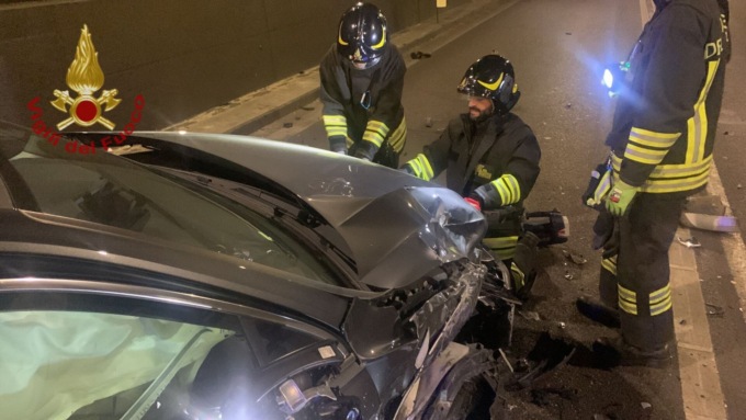 Frontale fra due auto nella galleria Montenegrone, due feriti e traffico in tilt