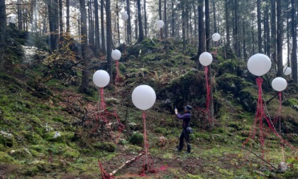 L'artista Ivano Parolini ricorda, con un'installazione nel bosco sopra Gandino, Rigoni Stern