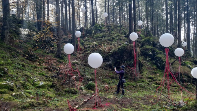 L’artista Ivano Parolini ricorda, con un’installazione nel bosco sopra Gandino, Rigoni Stern