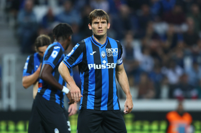 Piccola lesione muscolare per de Roon: out contro l’Empoli, poi si vedrà
