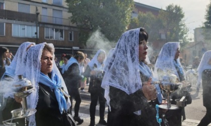 Migliaia di sudamericani alla processione per il Señor de los Milagros a Treviglio